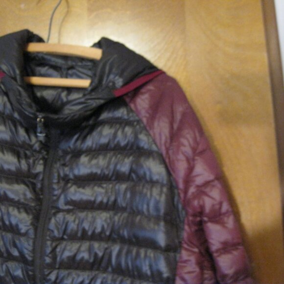 Uniqlo Ultra Light Hooded Down Jacket - Black/Maroon - XL - Picture 8 of 8